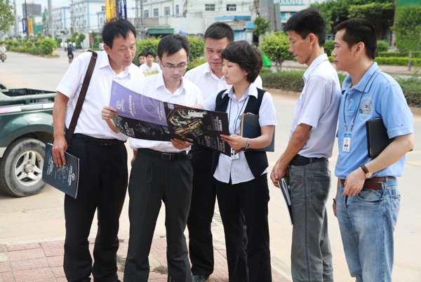 總裁助理楊紅麗在項目現(xiàn)場向來賓介紹中亞ETC各業(yè)態(tài)規(guī)劃