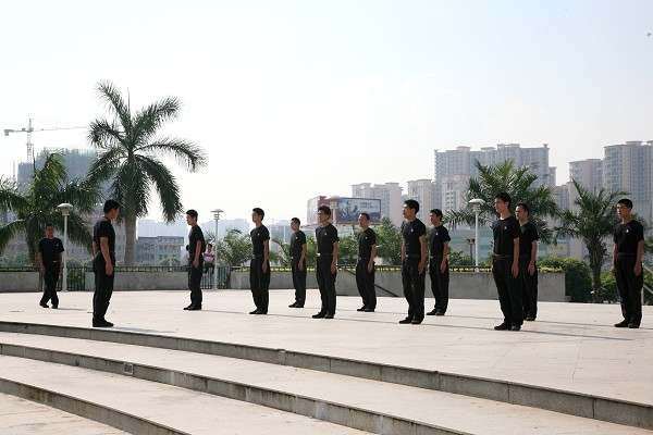 中亞物業(yè)保安隊(duì)伍喜換新裝